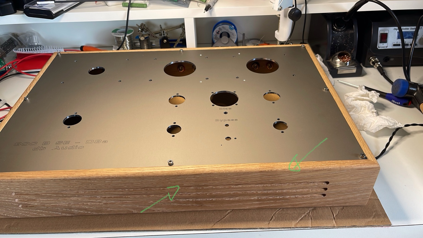Plaque supérieure en cours de contrôle qualité en atelier, avant perçage final