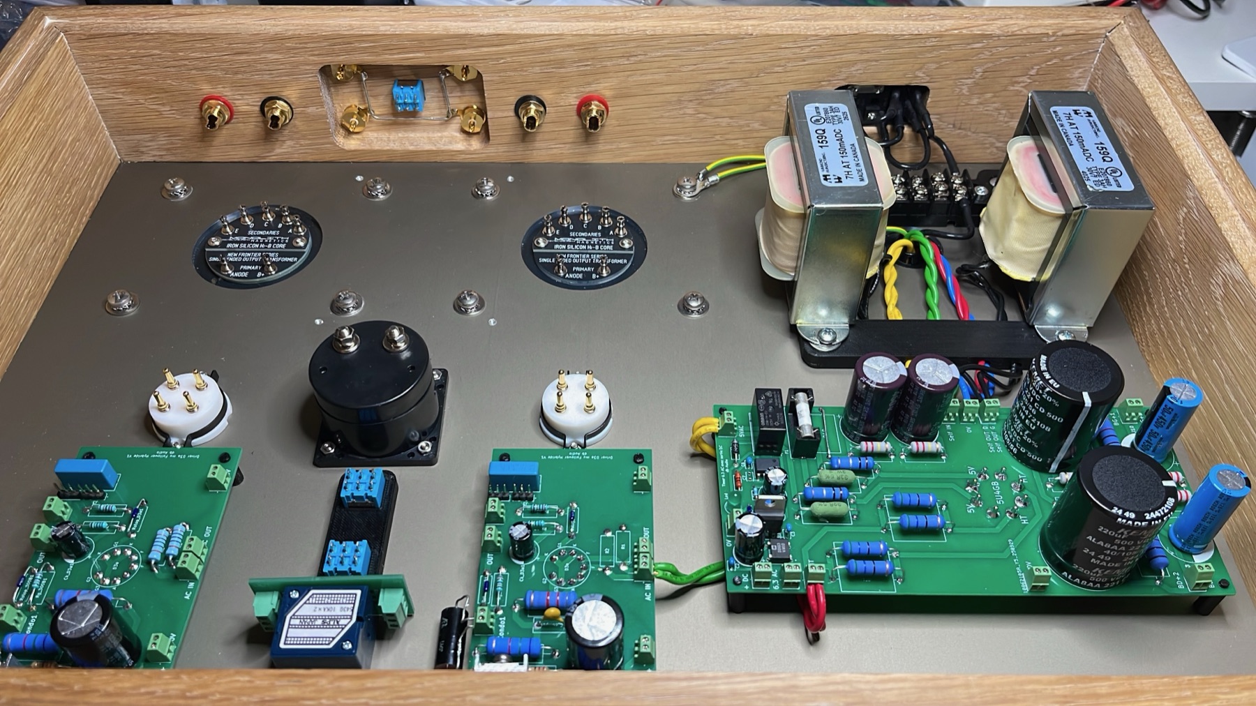 Vue d'ensemble du câblage intérieur : transformateurs de sortie, cartes driver, alimentation