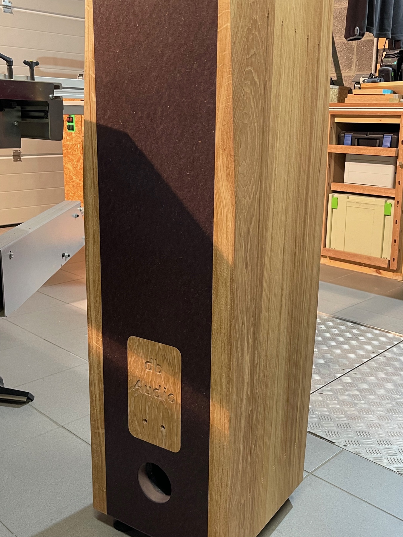 Plaque de connexion en bois gravée db Audio, intégrée au baffle sombre