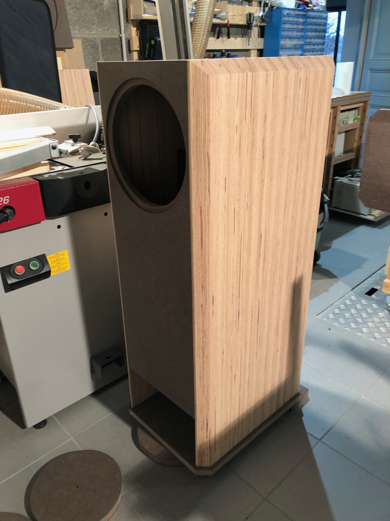 Caisson LB 12 assemblé, façade Valchromat chocolat, découpe pour le haut-parleur